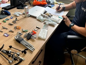 Nieletni sprawcy włamania, kradzieży i wandalizmu ustaleni. Szybka i skuteczna reakcja kamienieckich policjantów