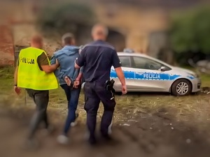Kanister, rozlane paliwo, planowany ogień i błyskawiczna reakcja kamienieckich policjantów