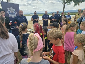 piknik dla dzieci w Topoli, dzieci i policjanci