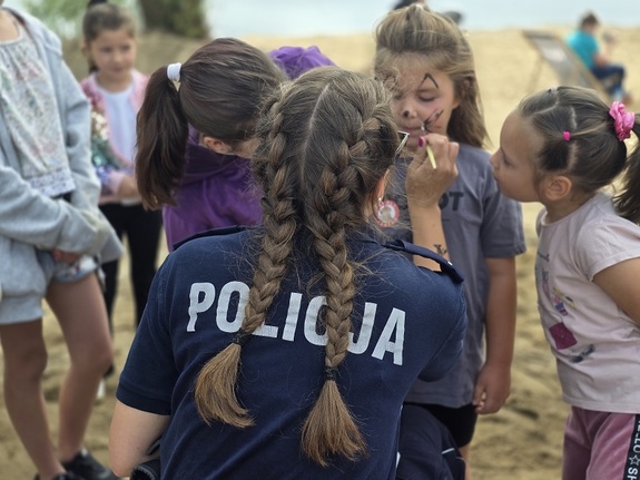 piknik dla dzieci w Topoli, dzieci i policjanci