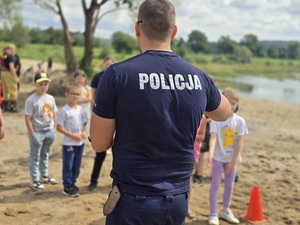 piknik dla dzieci w Topoli, dzieci i policjanci