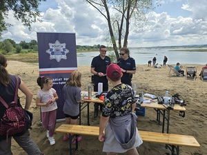 piknik dla dzieci w Topoli, dzieci i policjanci