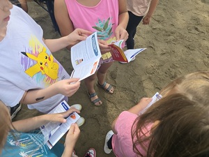 piknik dla dzieci w Topoli, dzieci i policjanci
