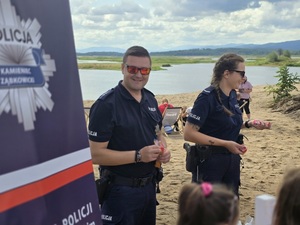 piknik dla dzieci w Topoli, dzieci i policjanci