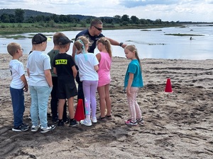 piknik dla dzieci w Topoli, dzieci i policjanci