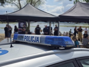 piknik dla dzieci w Topoli, dzieci i policjanci