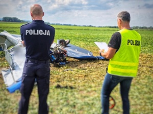 policjanci prowadza czynności na miejscu zdarzenia