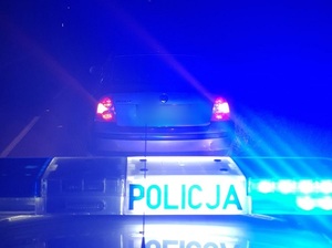 radiowóz w nocy i samochód przed nim