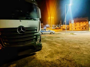samochód ciężarowy, noc w tle radiowóz