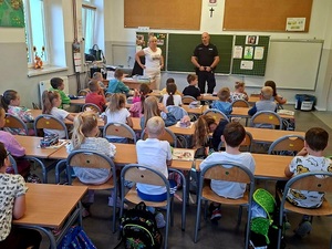 spotkanie dzielnicowego z dziećmi w klasach podstawowych w ramach działań bezpieczna droga do szkoły