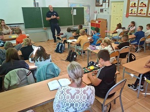 spotkanie dzielnicowego z dziećmi w klasach podstawowych w ramach działań bezpieczna droga do szkoły