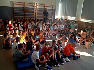 spotkanie dzielnicowego z dziećmi w klasach podstawowych w ramach działań bezpieczna droga do szkoły