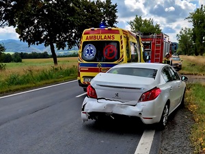 zdarzenie drogowe z udziałem 2 samochodów osobowych, droga krajowa nr 8 w okolicach miejscowości Braszowice, strażacy i policjanci usuwają skutki