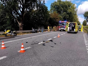 zdarzenie drogowe z udziałem 2 pojazdów, droga krajowa nr 8 w okolicach miejscowości Braszowice, strażacy i policjanci usuwają skutki