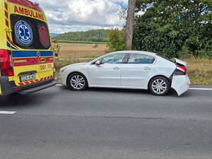 zdarzenie drogowe z udziałem 2 samochodów osobowych, droga krajowa nr 8 w okolicach miejscowości Braszowice, strażacy i policjanci usuwają skutki