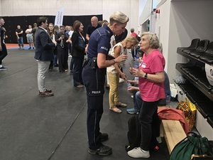 spotkanie policjantki z seniorami na Igrzyskach sportowych seniorów w Ziębicach