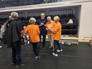 spotkanie policjantki z seniorami na Igrzyskach sportowych seniorów w Ziębicach