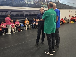 spotkanie policjantki z seniorami na Igrzyskach sportowych seniorów w Ziębicach