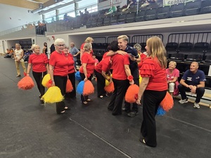 spotkanie policjantki z seniorami na Igrzyskach sportowych seniorów w Ziębicach