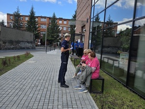 spotkanie policjantki z seniorami na Igrzyskach sportowych seniorów w Ziębicach