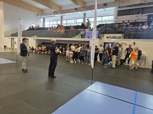 spotkanie policjantki z seniorami na Igrzyskach sportowych seniorów w Ziębicach