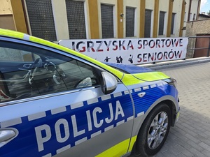 radiowóz i napis igrzyska sportowe seniorów