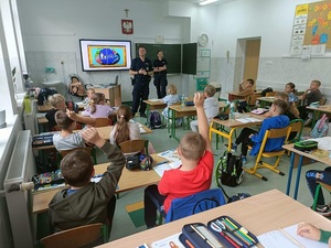 Najmłodsi pod szczególną opieką. Policjanci przypominają co dokładnie oznacza bezpieczna droga do szkoły