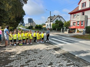 spotkanie policjantów z dziećmi, bezpieczna droga do szkoły w szkołach podstawowych,. dzieci przechodzą przez ulicę