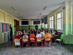 spotkanie policjantów z dziećmi, bezpieczna droga do szkoły w szkołach podstawowych,. dzieci i policjanci w klasie