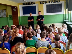 spotkanie policjantów z dziećmi, bezpieczna droga do szkoły w szkołach podstawowych,. dzieci i policjanci w klasie