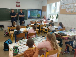 spotkanie policjantów z dziećmi, bezpieczna droga do szkoły w szkołach podstawowych,. dzieci i policjanci w klasie