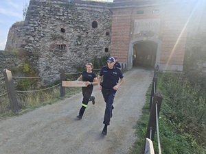 biegnący policjanci na terenie fortów