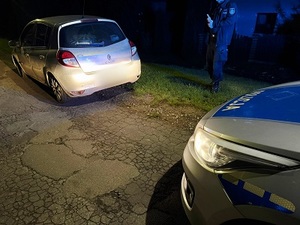 samochód renault clio zatrzymany przez umundurowany patrol w nocy w Ziębicach