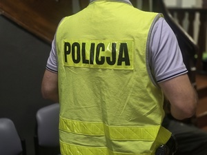 policjant w kamizelce