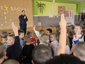 spotkanie w szkole podstawowej w Ciepłowodach , policjanci i dzieci