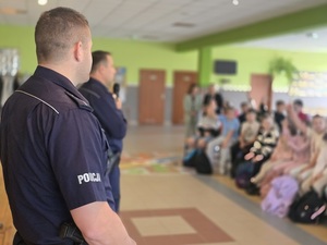 spotkanie w szkole podstawowej w Ciepłowodach , policjanci i dzieci