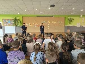 spotkanie w szkole podstawowej w Ciepłowodach , policjanci i dzieci