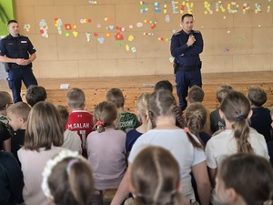 spotkanie w szkole podstawowej w Ciepłowodach , policjanci i dzieci