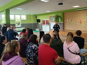 spotkanie w szkole podstawowej w Ciepłowodach , policjanci i dzieci