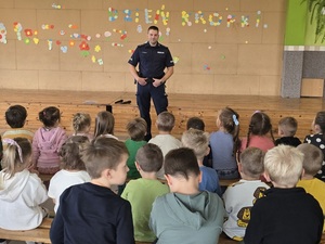 spotkanie w szkole podstawowej w Ciepłowodach , policjanci i dzieci