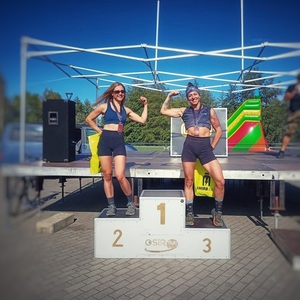 policjantka na podium 3 miejsce w biegu gladiatora