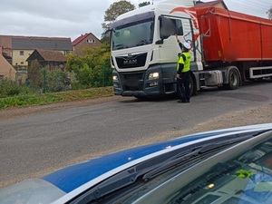 badanie trzeźwości kierującego pojazdem ciężarowym przez umundurowanego policjanta
