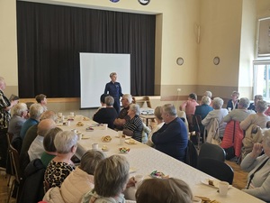 Fałszywy wnuczek, fałszywy policjant, prawdziwe zagrożenie. Spotkanie policjantów z seniorami w Kamieńcu Ząbkowickim