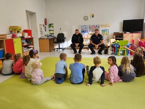 spotkanie policjanta i funkcjonariusza straży miejskiej z przedszkolakami