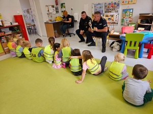 spotkanie policjanta i funkcjonariusza straży miejskiej z przedszkolakami