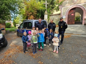 spotkanie policjanta i funkcjonariusza straży miejskiej z przedszkolakami