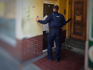 policjant przed wejściem do lokalu w Ziębicach