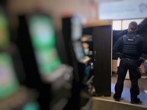 nielegalne automaty do gier, policjant umundurowany