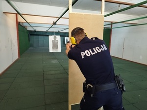 policjanci na szkoleniu strzeleckim z broni krótkiej na  strzelnicy
