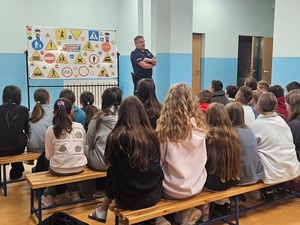 spotkanie policjanta z uczniami w szkole